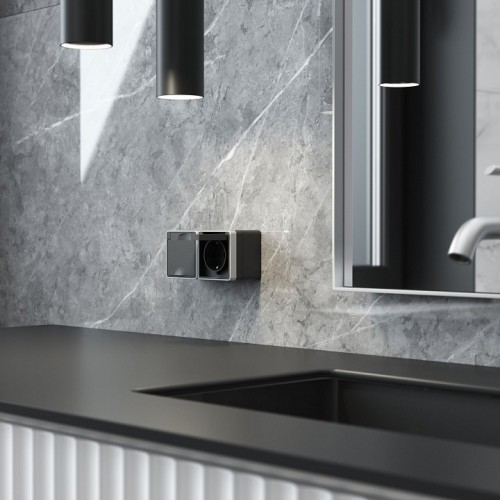 Розетка влагозащищенная с заземлением и со шторкой с крышкой Werkel Gallant (черный с серебром) W5071234