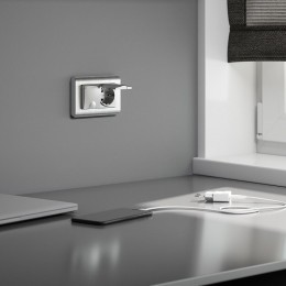 Розетка двойная влагозащищенная с заземлением и со шторками, без рамки с крышкой Werkel серебряные W1172206