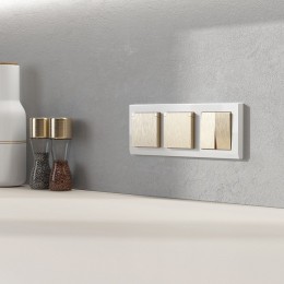 Розетка влагозащищенная с заземлением и со шторкой, без рамки с крышкой Werkel шампань рифленый W1171210